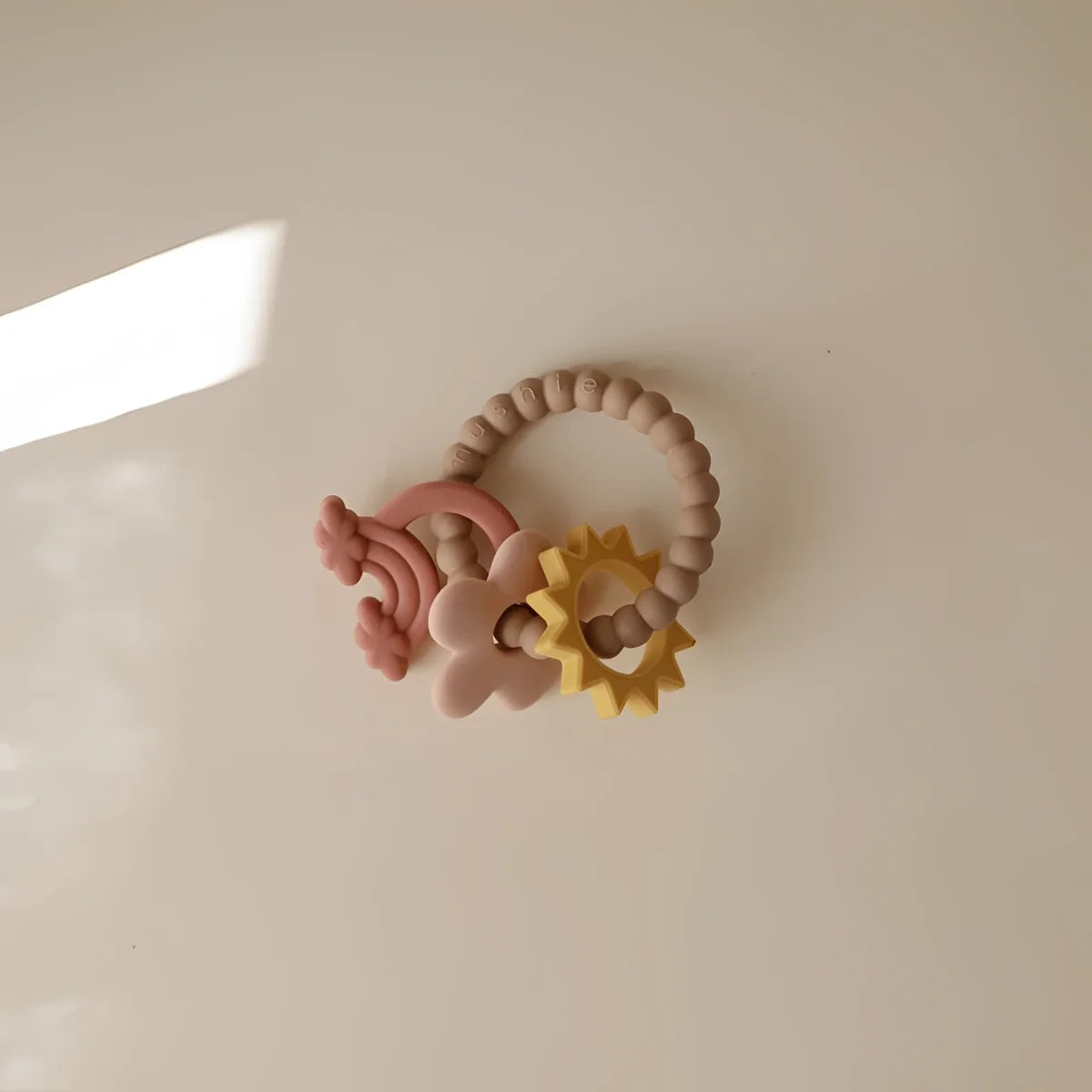 Pastellrosa und gelber silikonbeissring nature mit perlenring regenbogen blume und sonne spielzeug
