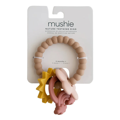 Mushie beissring nature mit beige, rosa und gelben silikonanhängern als naturbeißring für babys