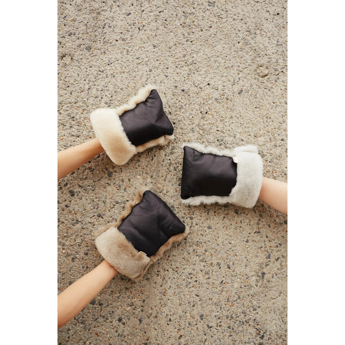 Leder- und Schaffellhandschuhe mit Fellbesatz von Milk für Kinderwagen