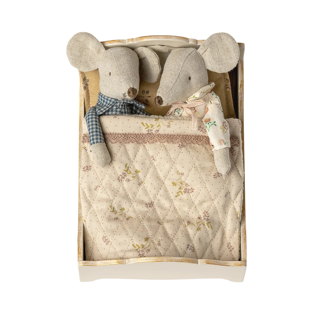 Süße beigefarbene Stoffmäuse im Bett-Maus Creme-Set, gemütlich gekleidet