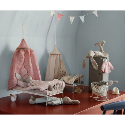 Miniaturisierte Kinderzimmer-Szene mit Spielzeugmöbeln und der Bett, Maus in Off-White