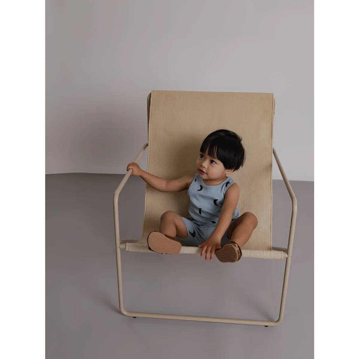 Beige gewebter Lounge-Sessel mit schlankem Metallrahmen, River Midnight