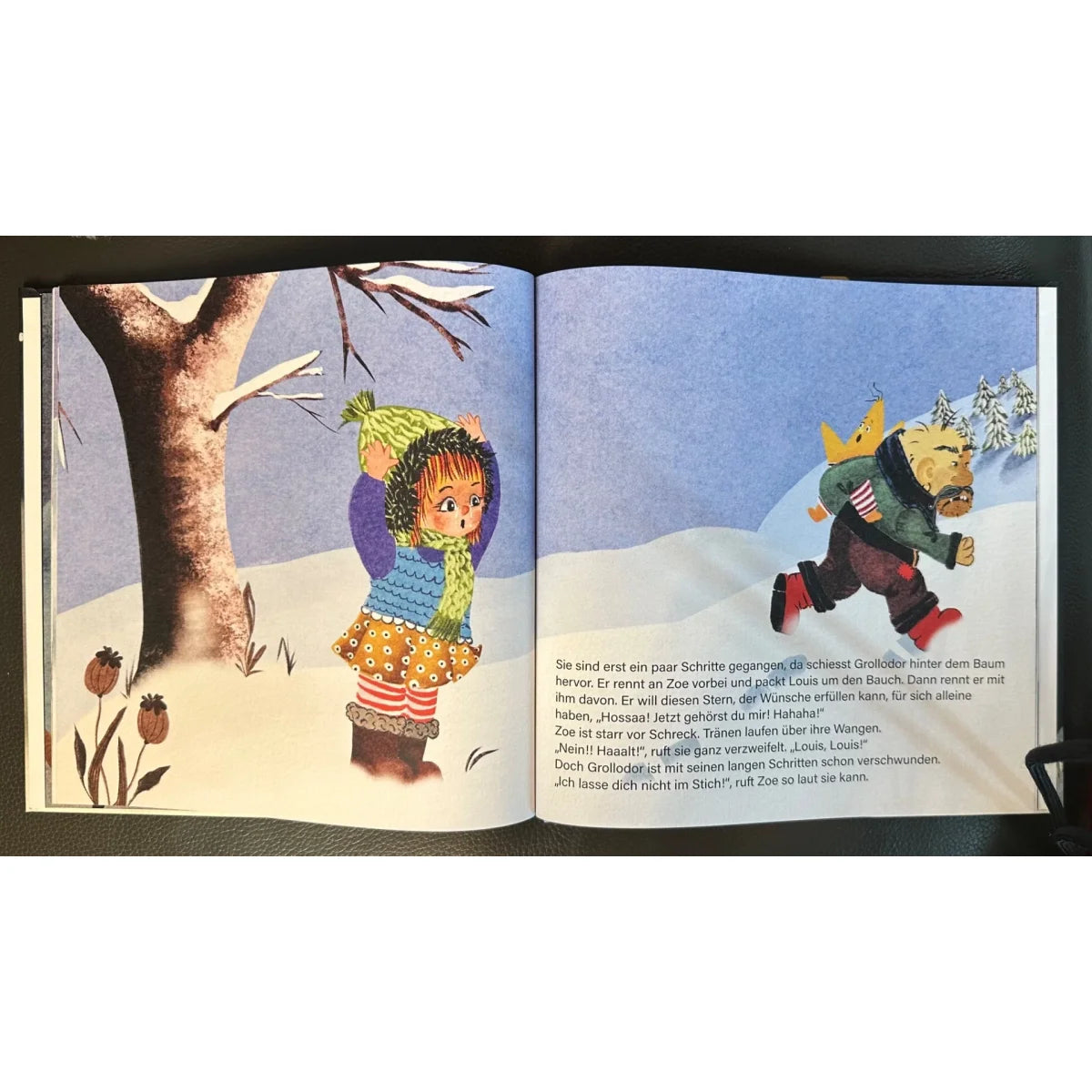 Offenes Kinderbuch mit winterlicher Szene und spielenden Charakteren im Schnee