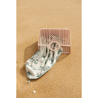 Rosa Kunststoffkorb mit einem Krabbenmuster-Handtuch im Produkt Bloom Korb