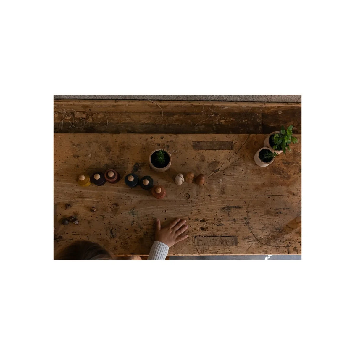 Holz Couchtisch mit kleinen Topfpflanzen und Deko aus Blue Little Things