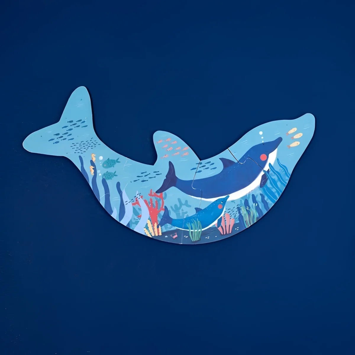 Blaues Delfin-Puzzle mit verspielter Unterwasser-Szene, Korallen und Fischen