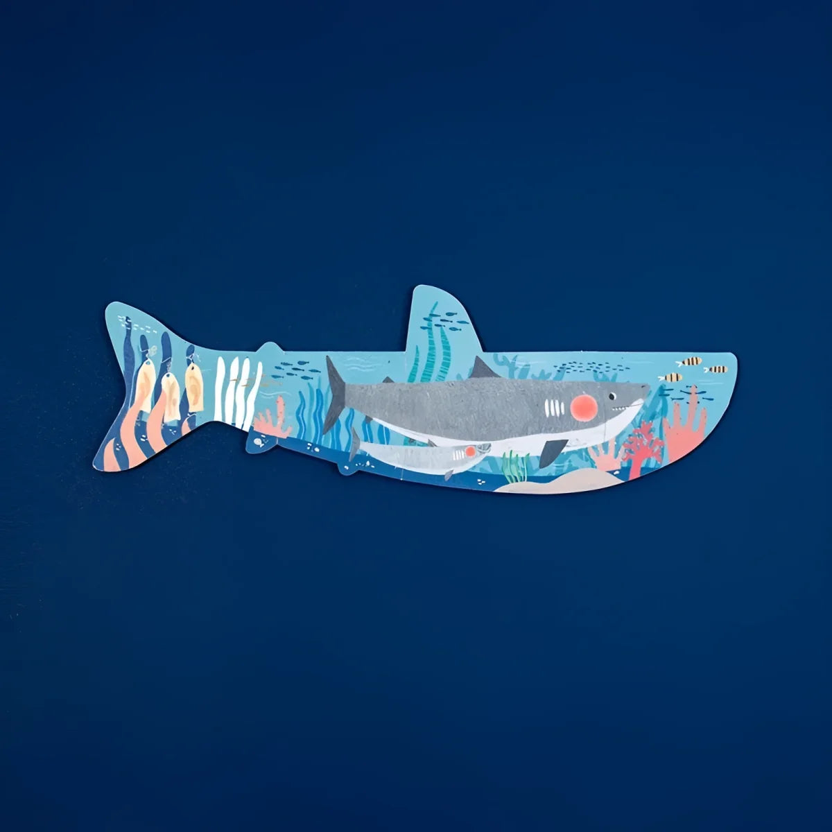 Buntes Sharken-Wandaufkleber-Design mit Grau-Weiß-Hai, Koralle und Fischen auf Blau im Blue Puzzle