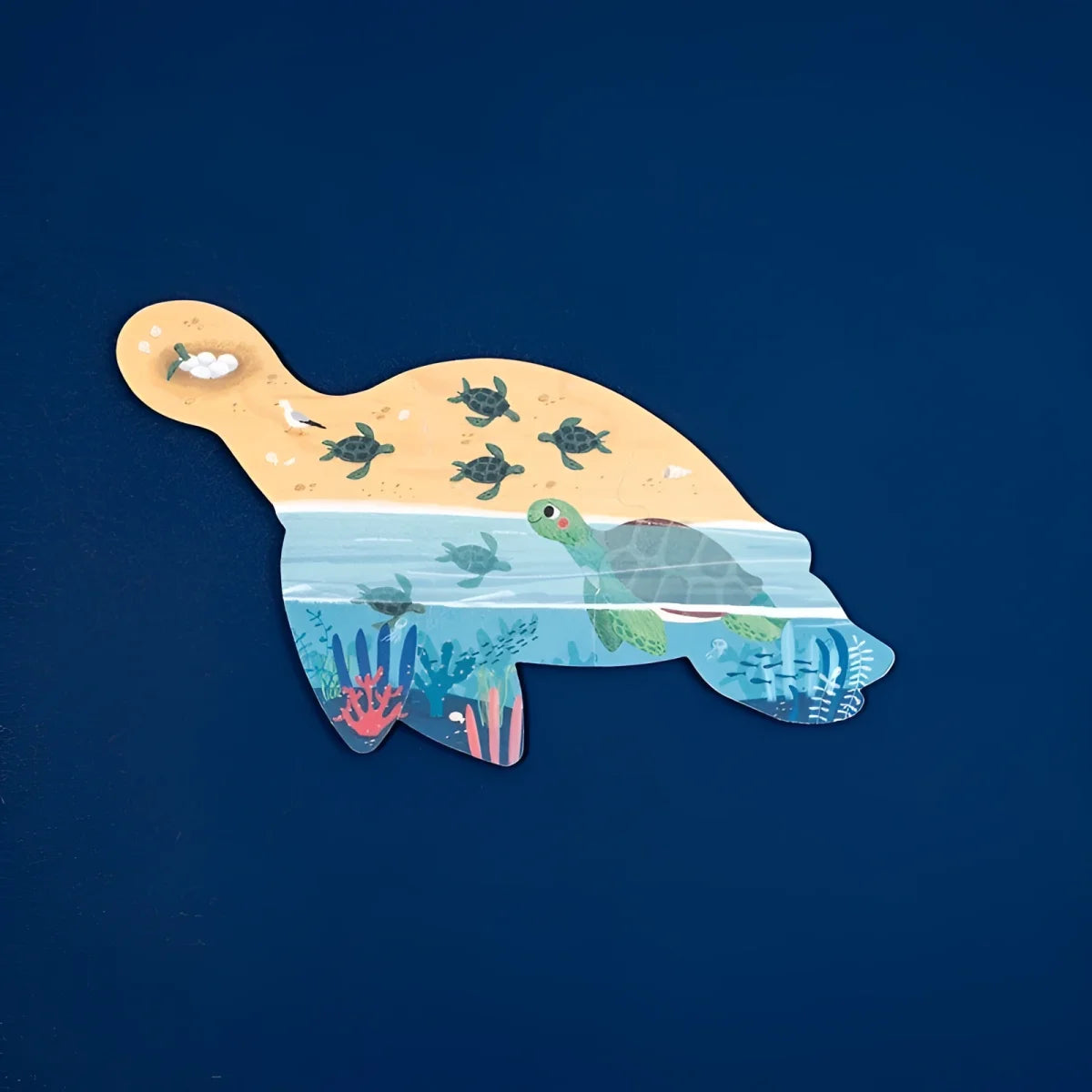 Niedliches Meeresschildkröten-Puzzle-Teil aus Blue Puzzle mit Strand und Unterwasserwelt