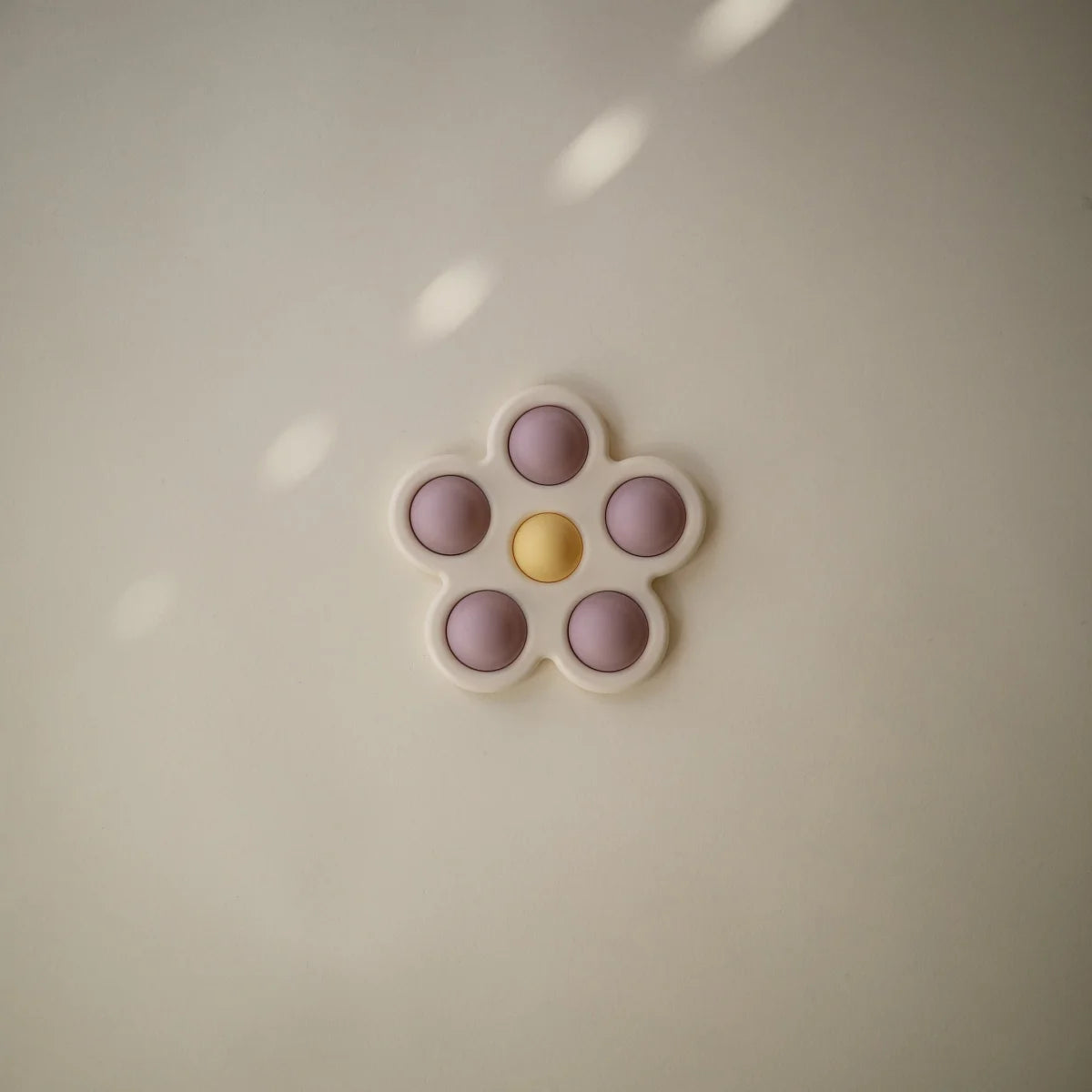Blume Plop-it Spielzeug mit pastellfarbigen runden Knöpfen in Blumenform
