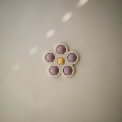 Blume Plop-it Spielzeug mit pastellfarbigen runden Knöpfen in Blumenform