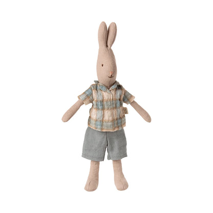 Ein weicher beiger plüschhase in bluse und shorts größe 1 als nachhaltige babykleidung schweiz und geschenk für neugeborene