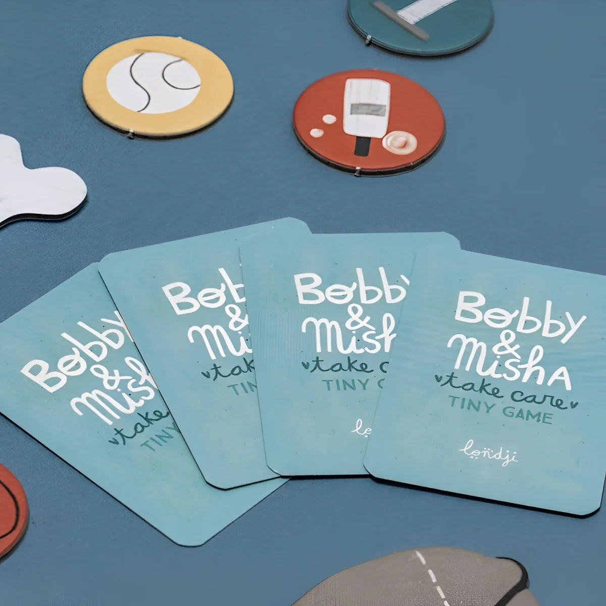 Bobby & Misha Tiny Game: hellblaue Karten mit Kaninchen-Garten-Puzzle-Motiv