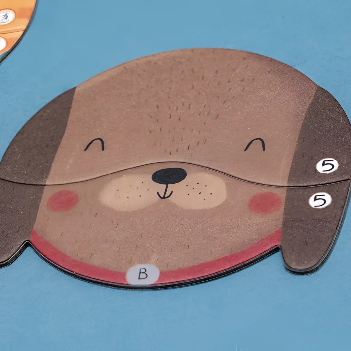 Brauner Papp-Ausschnitt Hundegesicht aus Bobby & Misha Tiny Game, Hasengarten-Puzzle