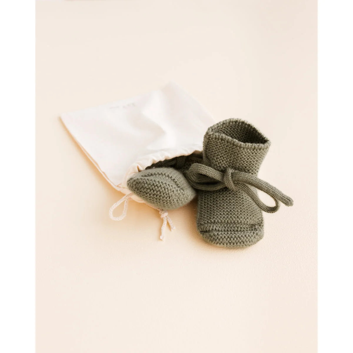 Paar von gestrickten Babybooties in Salbeigrün mit Bindeschluss, Artichoke