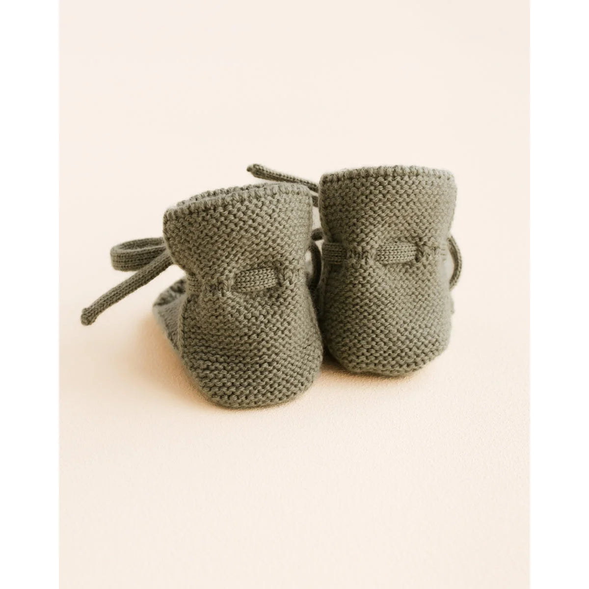 Sagegrüne, handgestrickte Babybooties von Artichoke für stilvolle Kleinkinder
