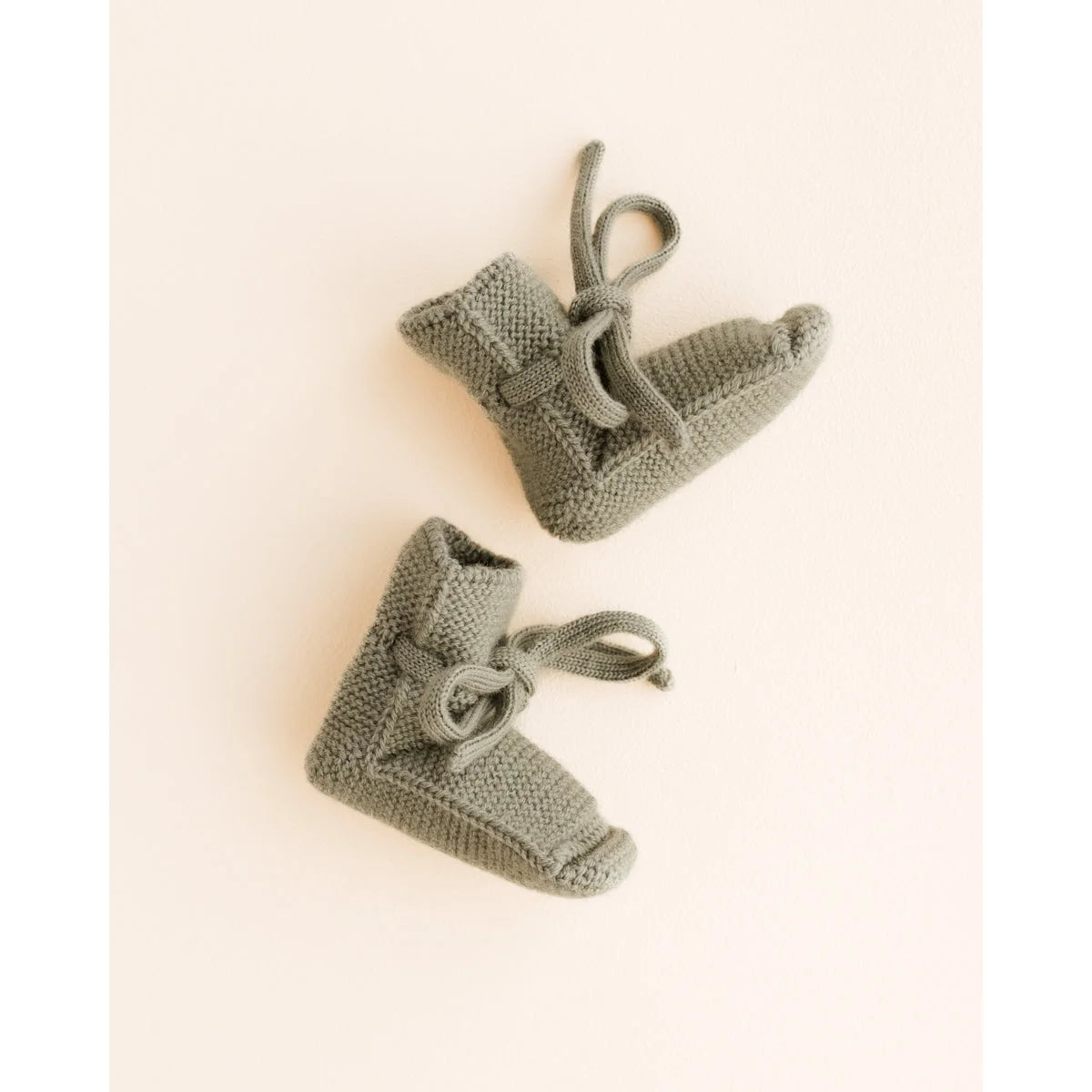 Geknüpfte graue Babybooties mit Schnürsenkeln von Artichoke