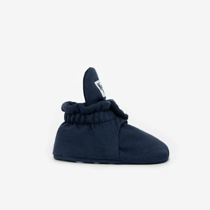 Navyblaue babybooties aus weichem baumwollstoff mit elastischem bund und kleinem weißen label am hinteren teil nachhaltig