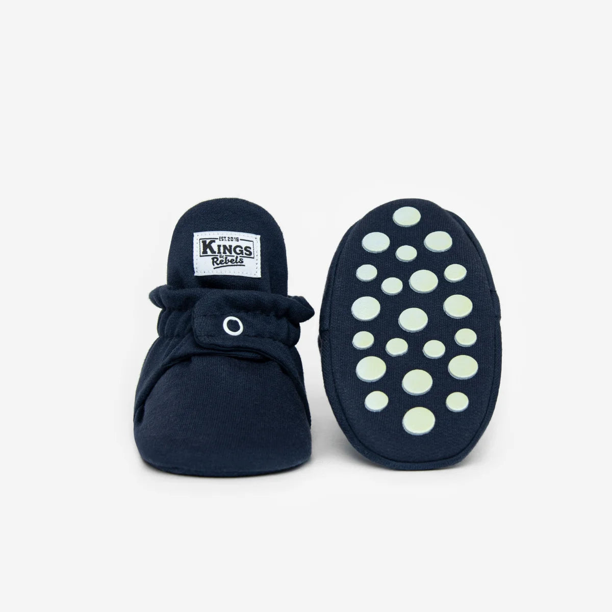 Marineblaue Babybooties Cotton Gripper aus weicher Baumwolle mit weissem Knopf und grünen rutschfesten Punkten