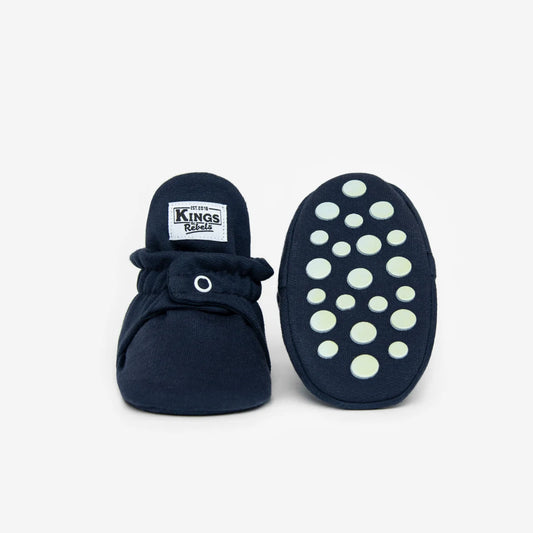 Marineblaue Babybooties Cotton Gripper aus weicher Baumwolle mit weissem Knopf und grünen rutschfesten Punkten