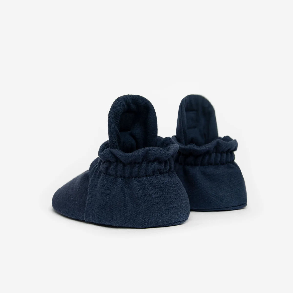 Navyblaue babybooties aus weichem baumwollstoff mit elastischem bündchen nachhaltige babykleidung schweiz