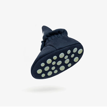 Navy blaue baby cotton booties mit weichem stoff und hellgrünem antibeschichteten grip für 12 bis 24 monate nachhaltig