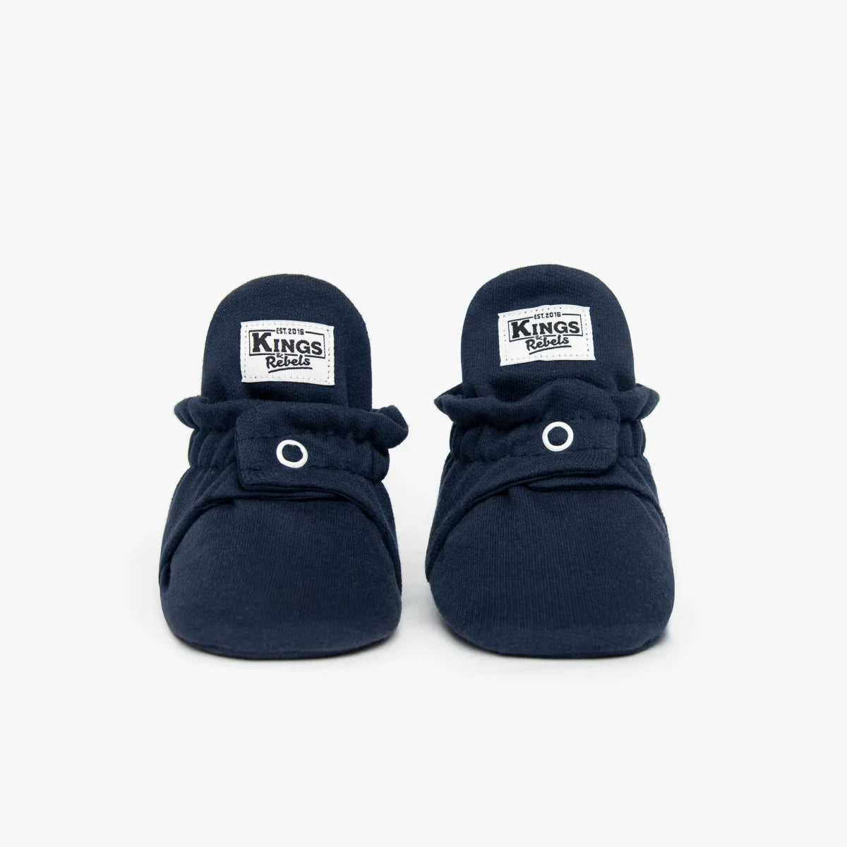 Navyblaue babyboots aus weichem baumwollstoff mit weißen stickern und ringösen nachhaltige babykleidung schweiz