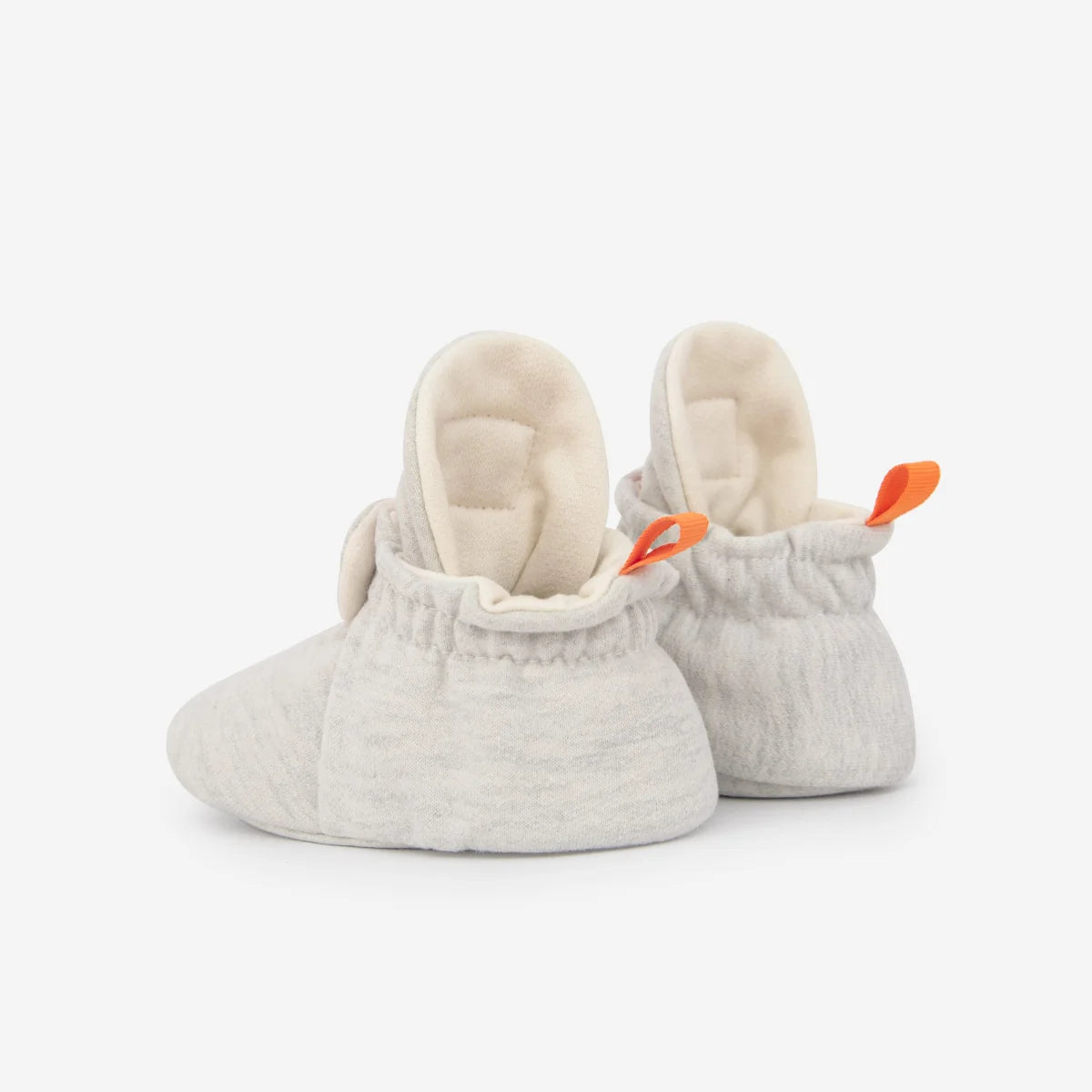 Weiche graue baby booties mit plüschweißem innenfutter und hellorangen ziehschlaufen nachhaltige babykleidung schweiz