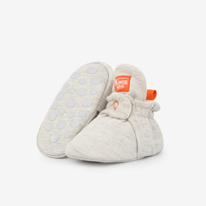 Weiche graue Babybooties Cotton Gripper Orange Pop mit orangefarbenem Branding und rutschfester Sohle
