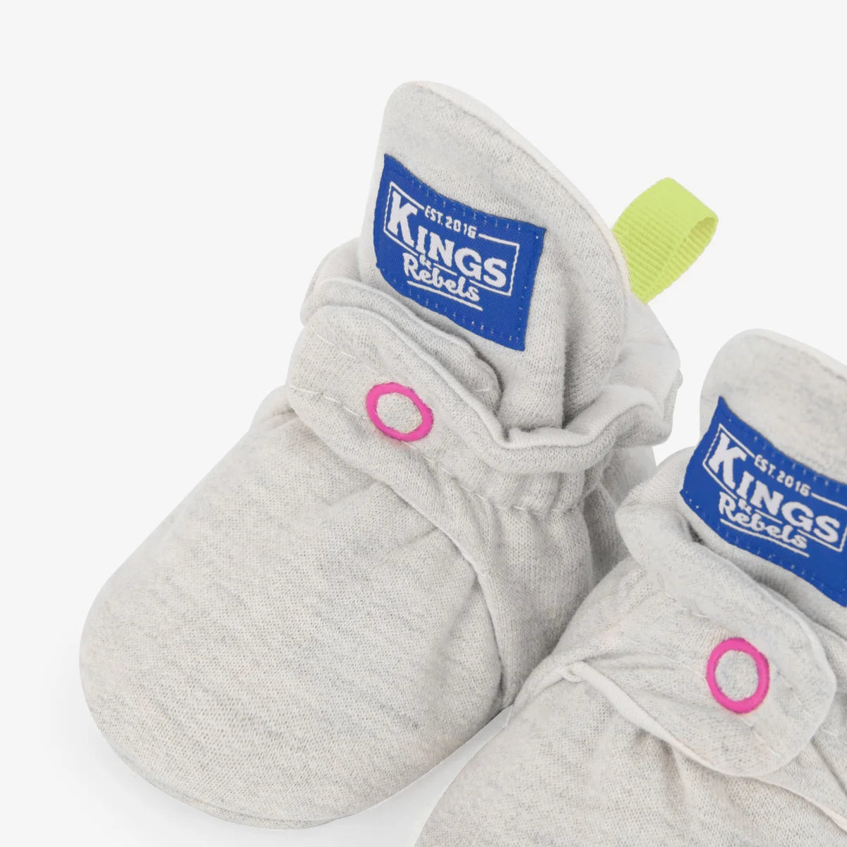 Graue Babysocken mit rosa Druckknöpfen für das Produkt Booties Cotton Orginal 0-12 Monate | Blue Pop