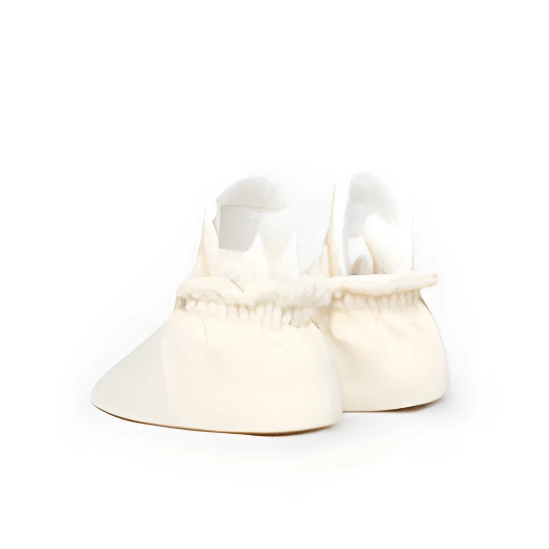 Weiche weiße Babybooties mit kuscheligem Rand für die ersten 12 Monate