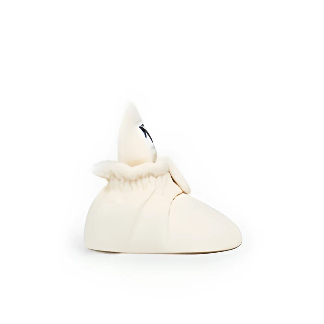 Weiße, pelzige Winterstiefel mit einer robusten Plattformsohle für Babys