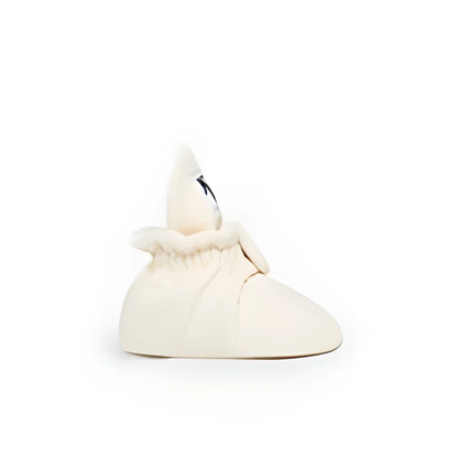 Weiße, pelzige Winterstiefel mit einer robusten Plattformsohle für Babys