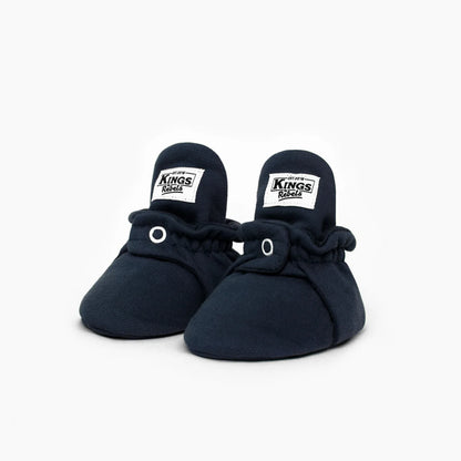 Marineblaue Babybooties Cotton Original aus weicher Baumwolle mit elastischem Bund und weissen Labels