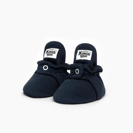 Marineblaue Babybooties Cotton Original aus weicher Baumwolle mit elastischem Bund und weissen Labels
