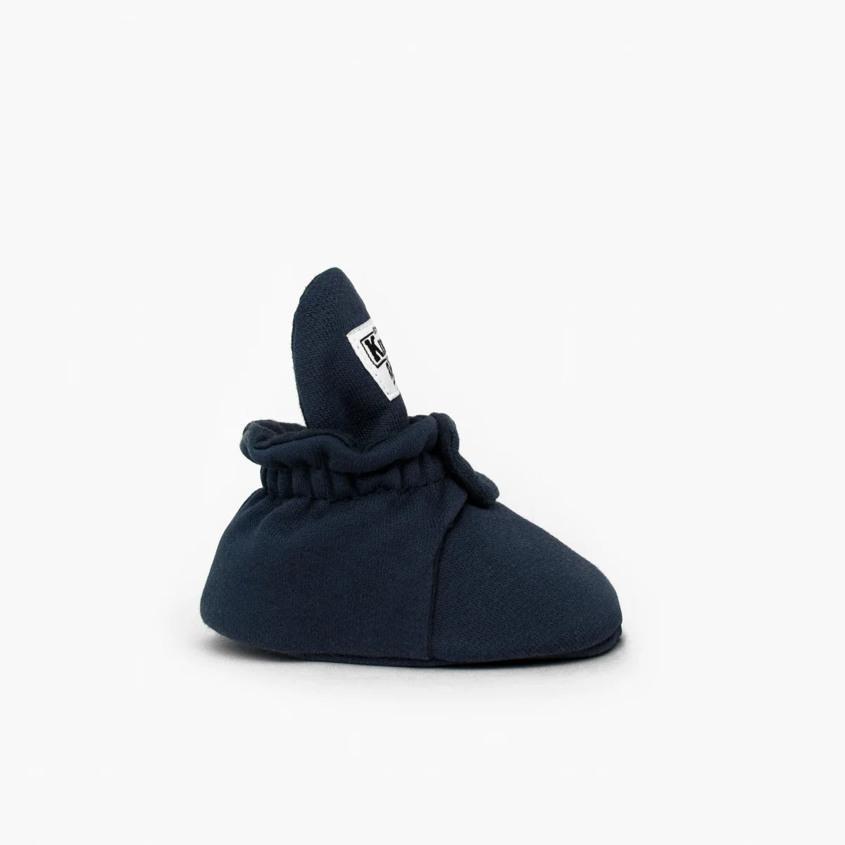 Navyblaue weiche babybooties aus baumwolle mit weißem logo patch hinten ideal für nachhaltige babykleidung schweiz