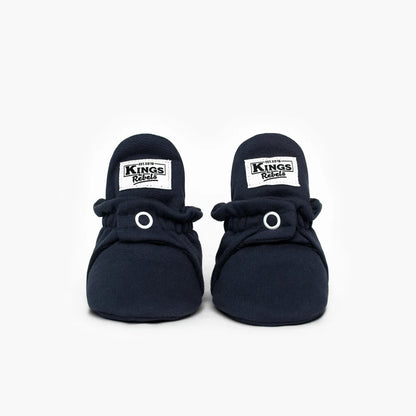 Navyblaue babybooties aus baumwolle mit weißer stickerei und elastischem bund nachhaltige babykleidung schweiz