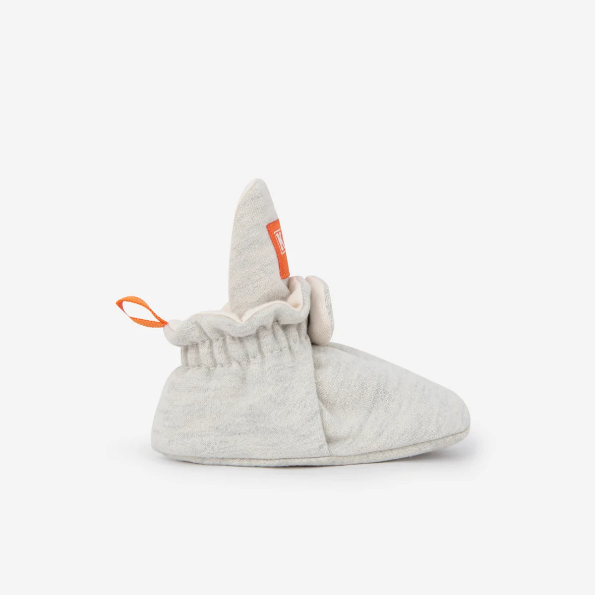Weiche graue babybooties aus baumwolle mit gerafftem saum und orangefarbenem ziehschlaufe für nachhaltige babykleidung