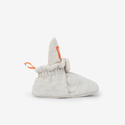 Weiche graue babybooties aus baumwolle mit gerafftem saum und orangefarbenem ziehschlaufe für nachhaltige babykleidung