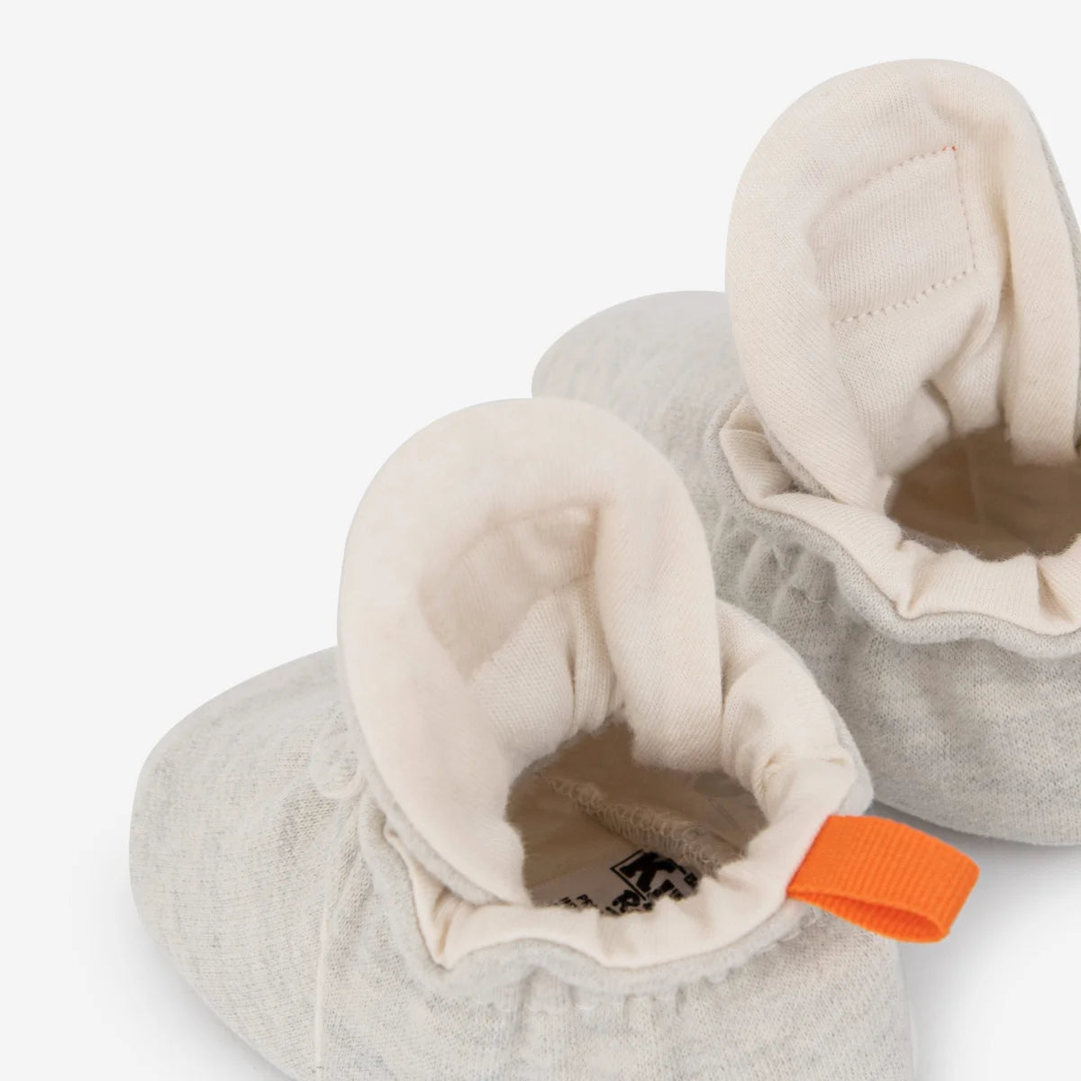 Soft graue baumwoll babybooties mit cremefarbenem plüschfutter und orangenem ziehband nachhaltige babykleidung schweiz
