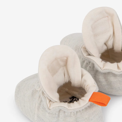 Soft graue baumwoll babybooties mit cremefarbenem plüschfutter und orangenem ziehband nachhaltige babykleidung schweiz