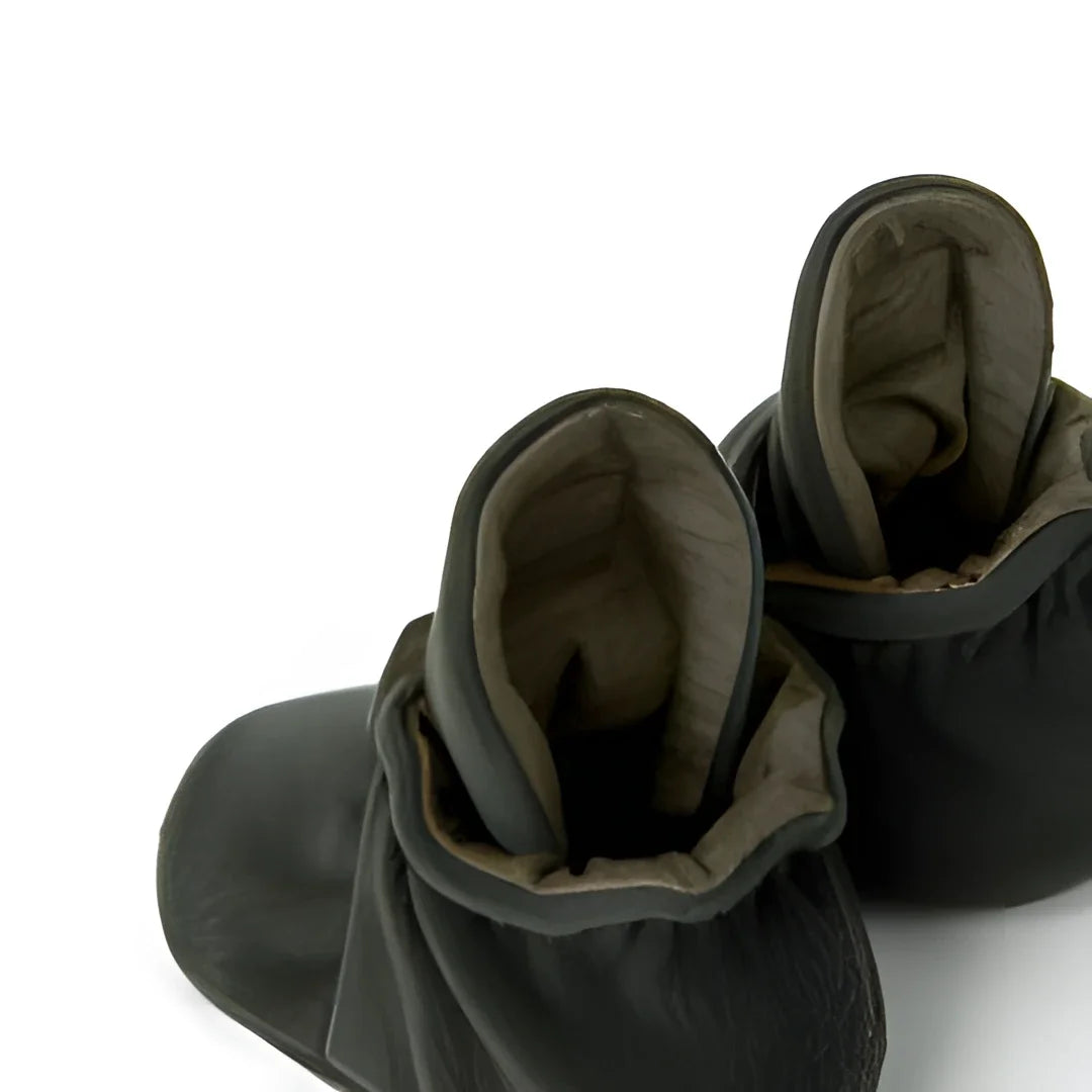 Dunkle Lederstiefel mit sichtbarem, flauschigem Futter oben bei Booties Fleece Gripper