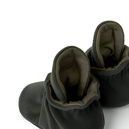 Dunkle Lederstiefel mit sichtbarem, flauschigem Futter oben bei Booties Fleece Gripper