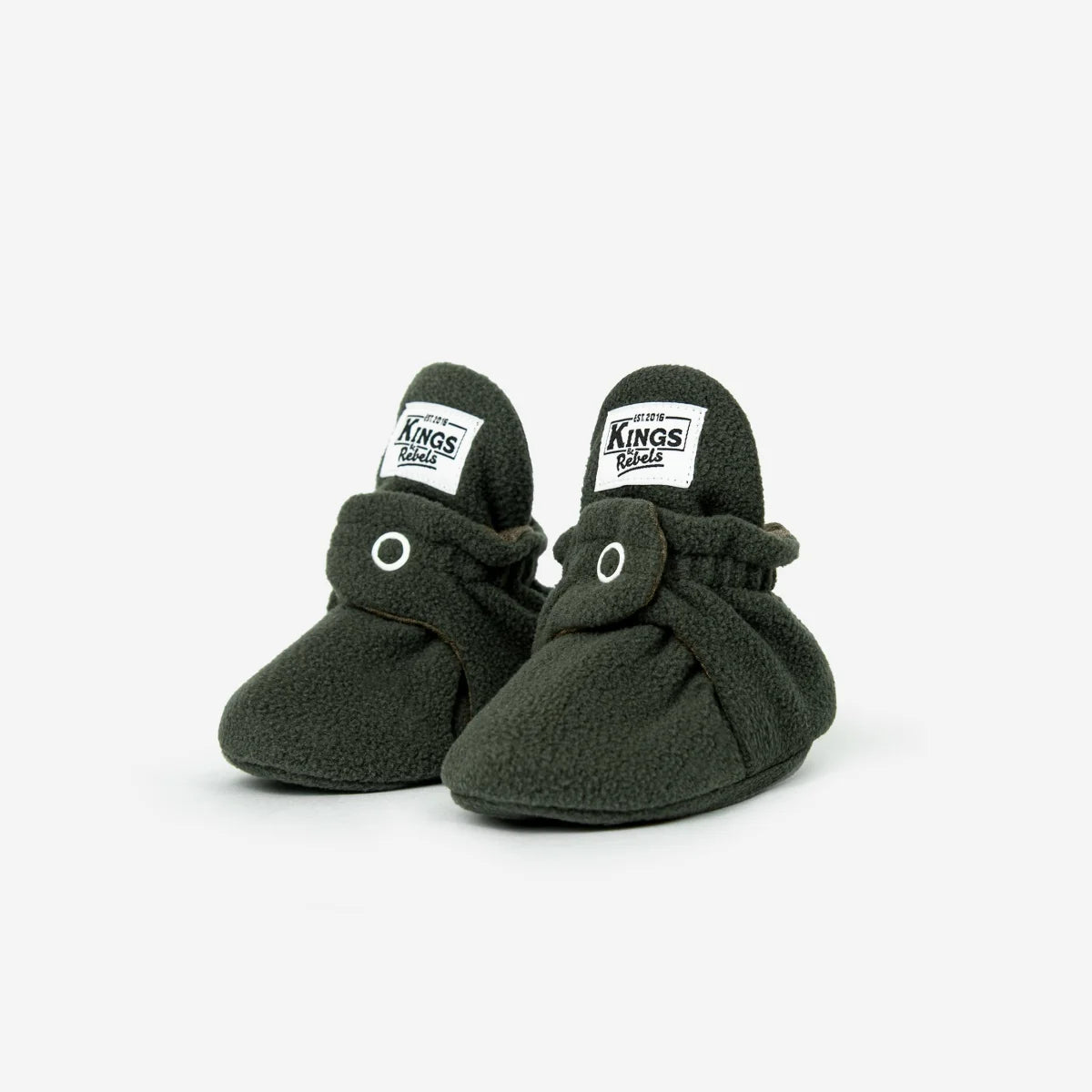 Paar dunkelgraue Babystiefel mit weißen Kings-Markenetiketten, Fleece Original Olive