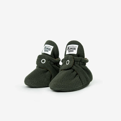 Paar dunkelgraue Babystiefel mit weißen Kings-Markenetiketten, Fleece Original Olive