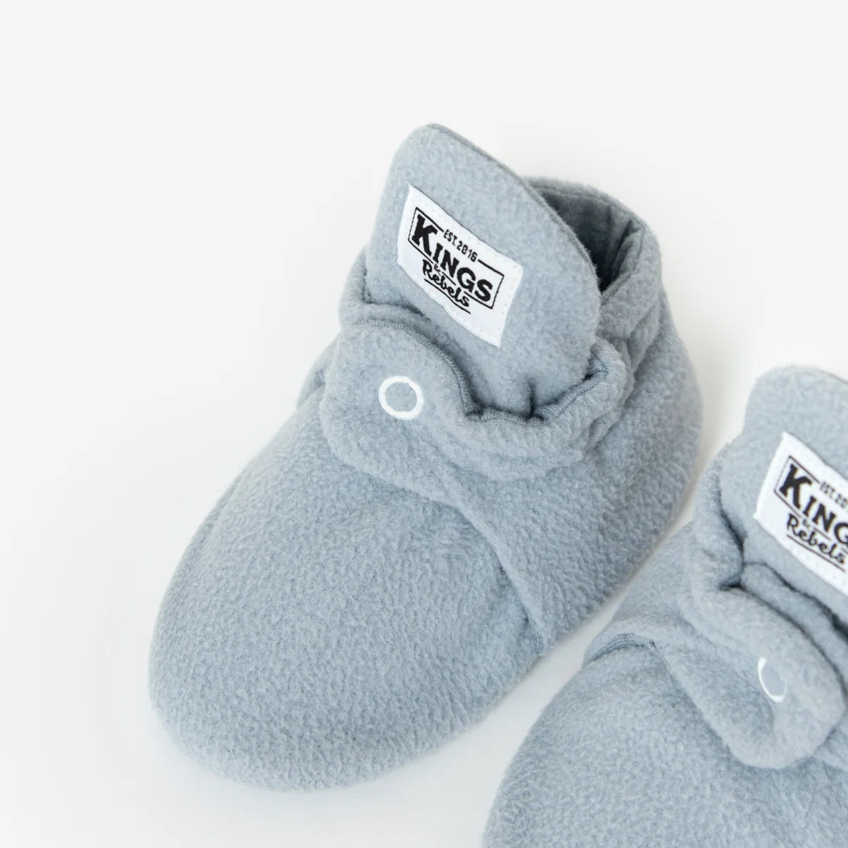 Weiche graue Fleece-Babystiefel mit Druckknöpfen für Babys von 0 bis 12 Monate