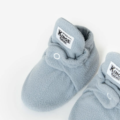 Weiche graue Fleece-Babystiefel mit Druckknöpfen für Babys von 0 bis 12 Monate