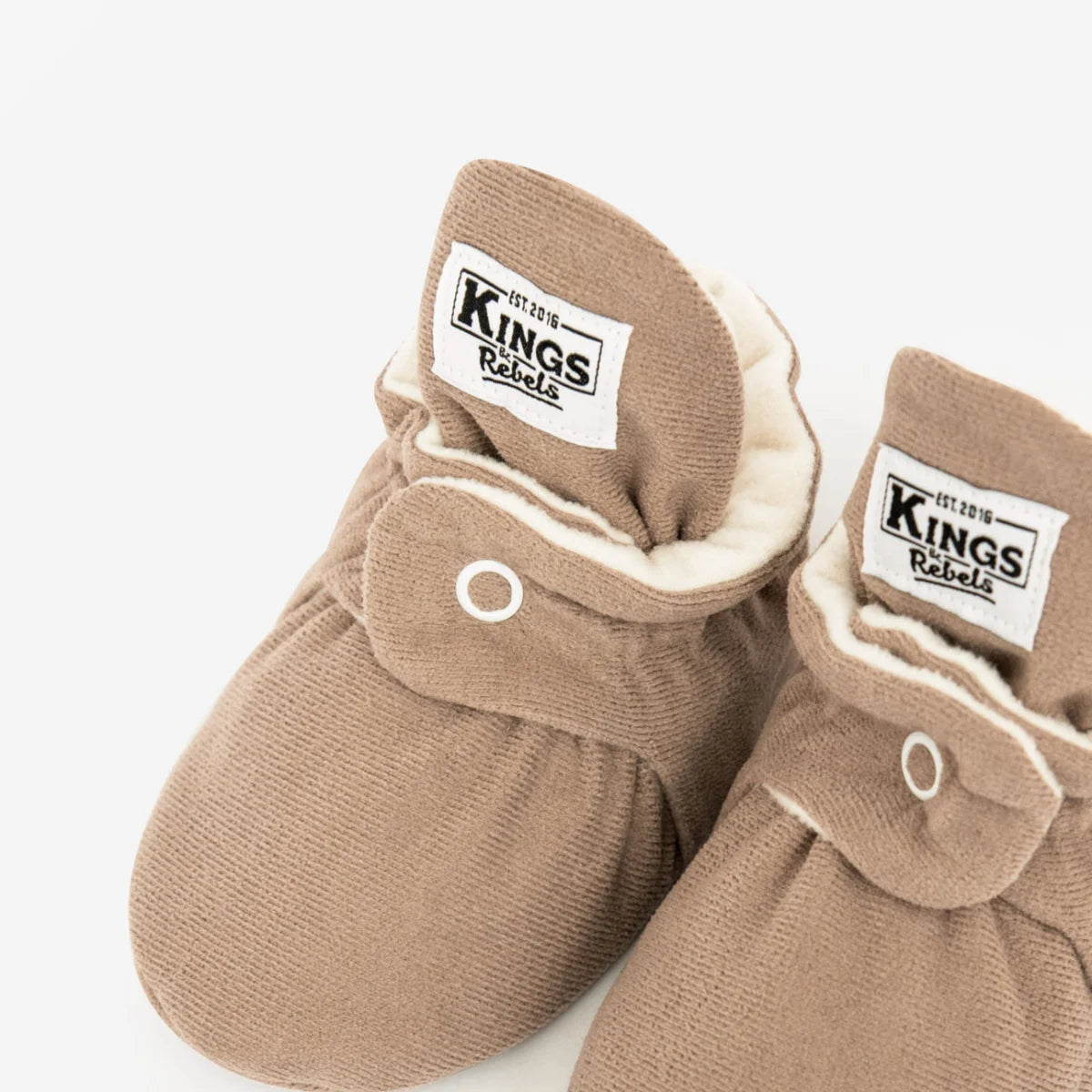 Beige Baumwollbabybooties mit Kings-Brandlabels und weißen Verzierungen