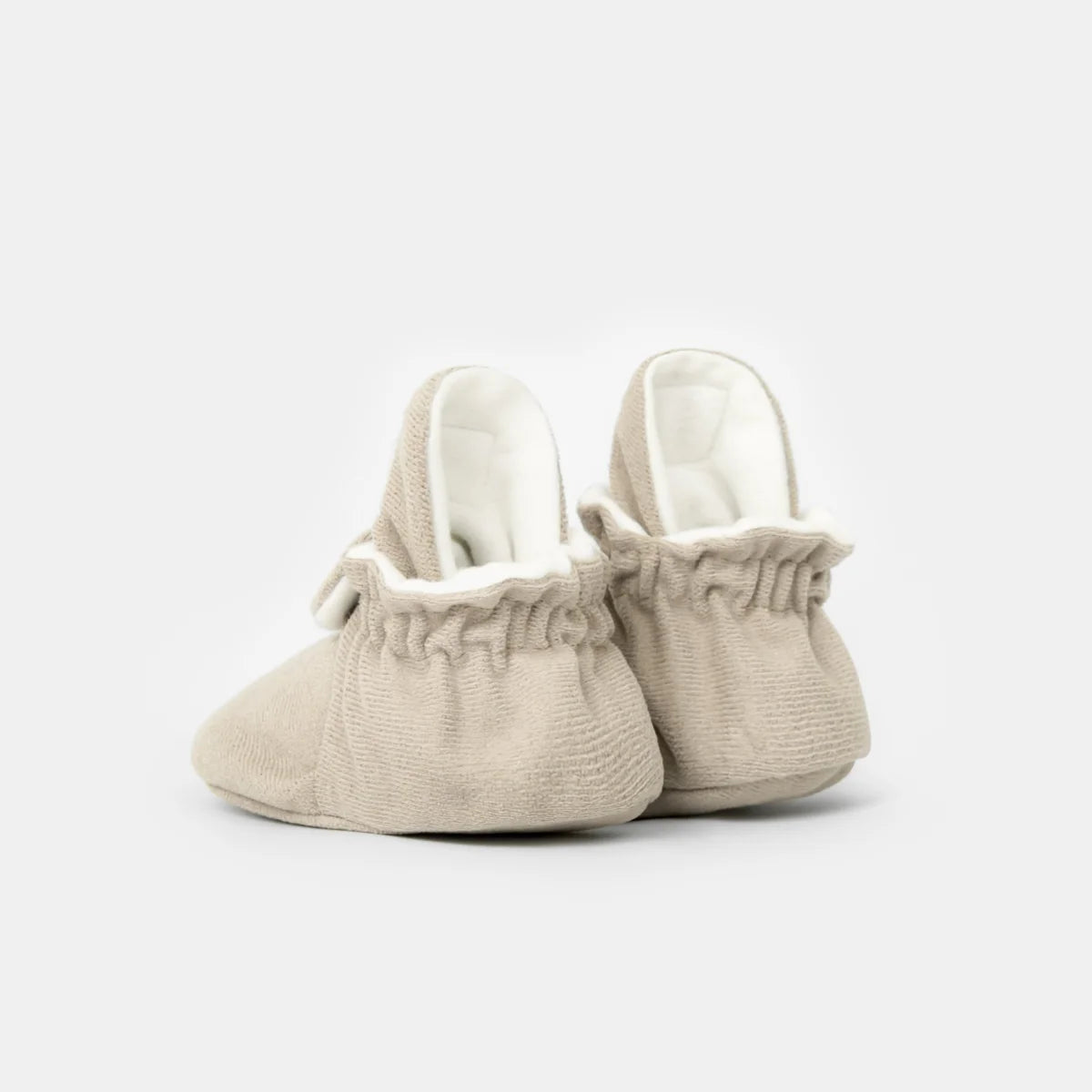 Weiche beigefarbene Babybooties mit elastischen Bündchen für Gamuza Classic