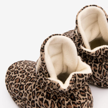 Paar gemütliche Leo-Fellmuster-Hausschuhstiefel für Babys im Alter von 0 bis 12 Monaten