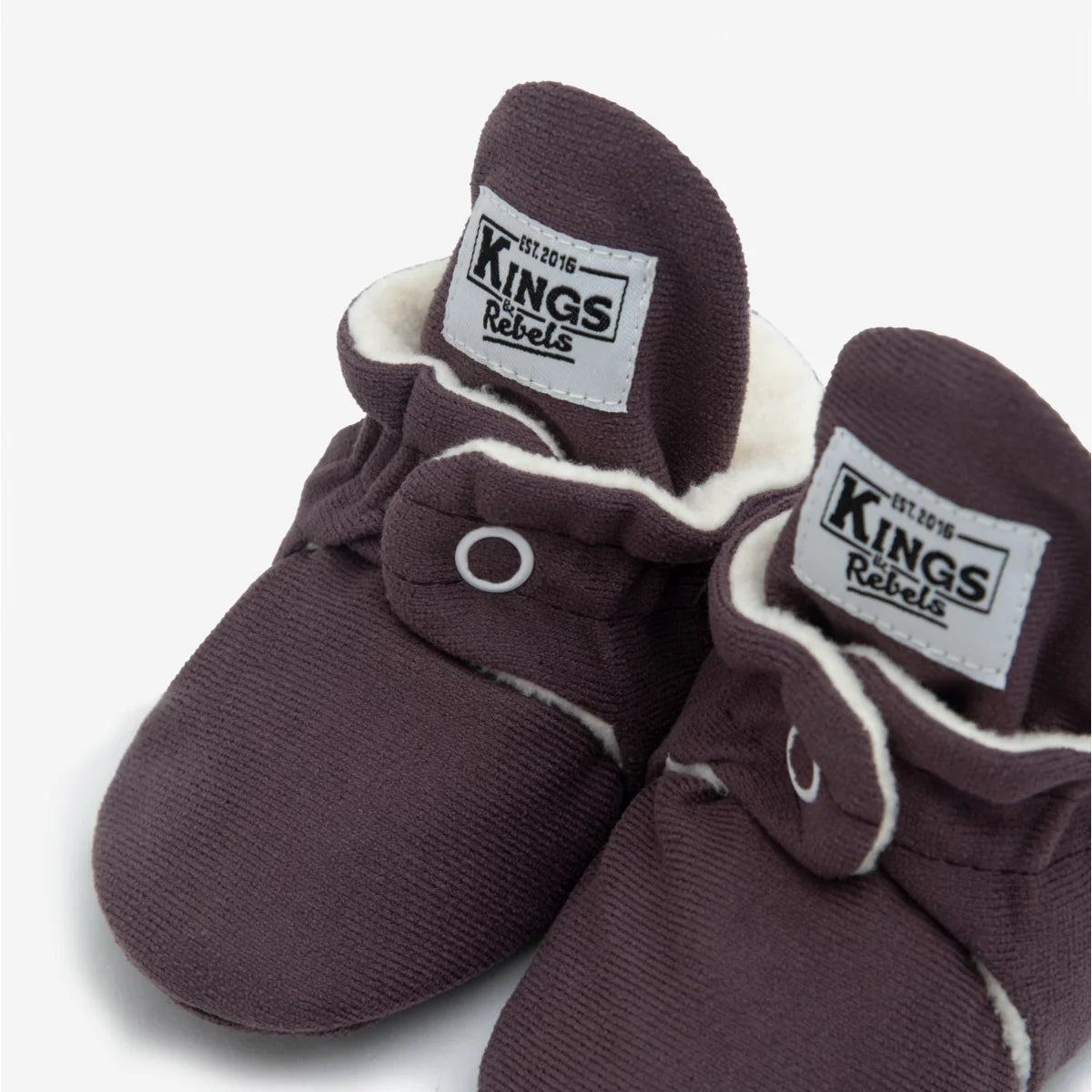 Weiche dunkelviolette Babybooties mit weißem Fleece und Druckknöpfen